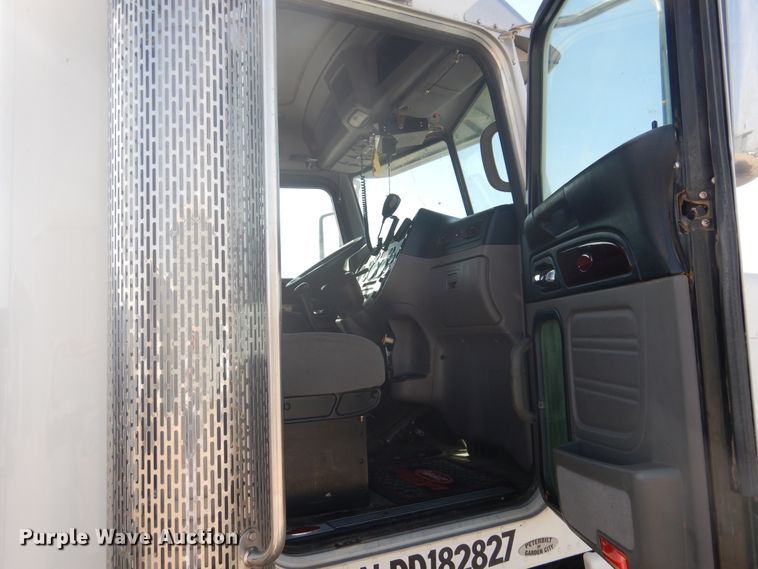 image for item DG8283 2013 Peterbilt 388  winch truck