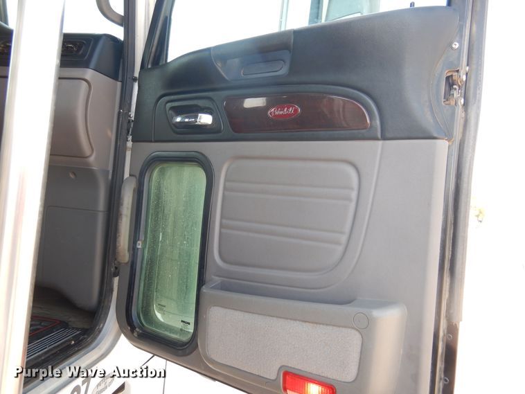 image for item DG8283 2013 Peterbilt 388  winch truck