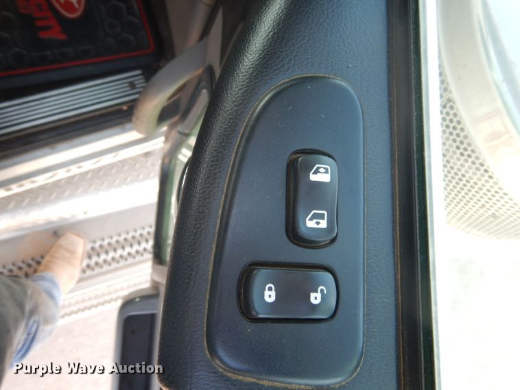 image for item DG8283 2013 Peterbilt 388  winch truck