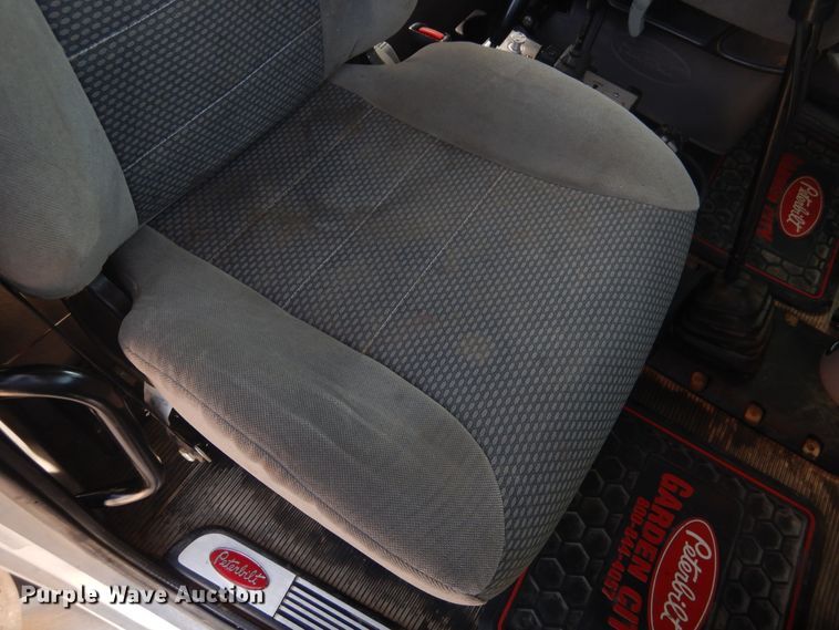 image for item DG8283 2013 Peterbilt 388  winch truck