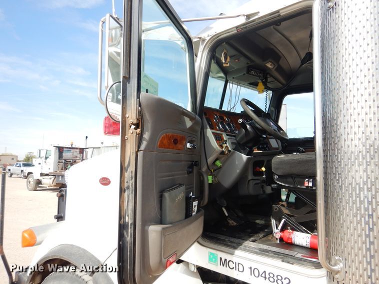 image for item DG8284 2006 Peterbilt 357  winch truck