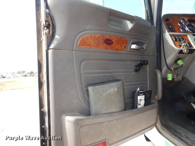 image for item DG8284 2006 Peterbilt 357  winch truck