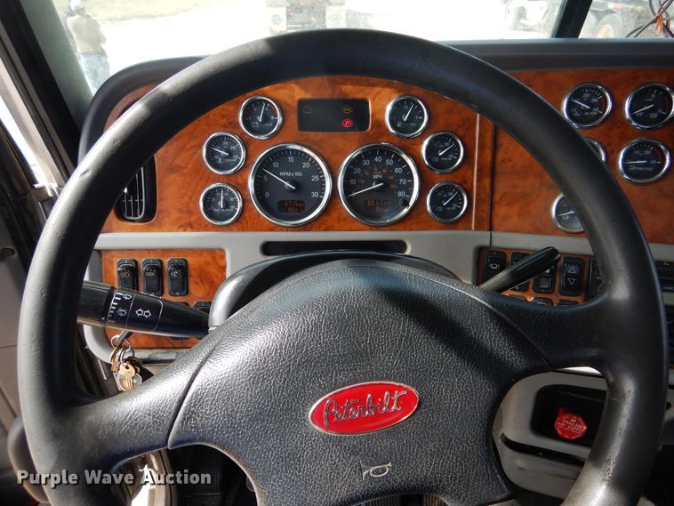 image for item DG8284 2006 Peterbilt 357  winch truck