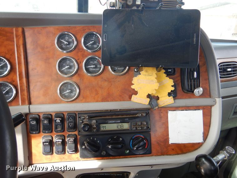 image for item DG8284 2006 Peterbilt 357  winch truck