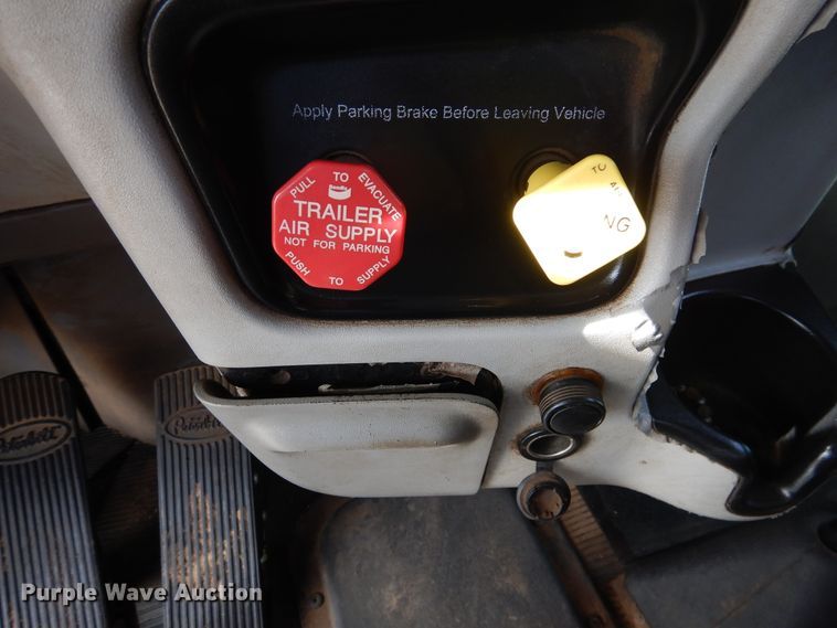 image for item DG8284 2006 Peterbilt 357  winch truck