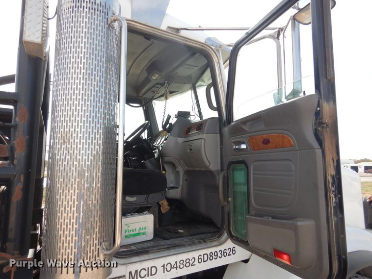 image for item DG8284 2006 Peterbilt 357  winch truck