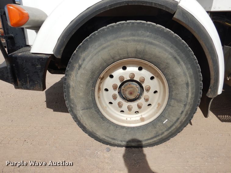 image for item DG8284 2006 Peterbilt 357  winch truck