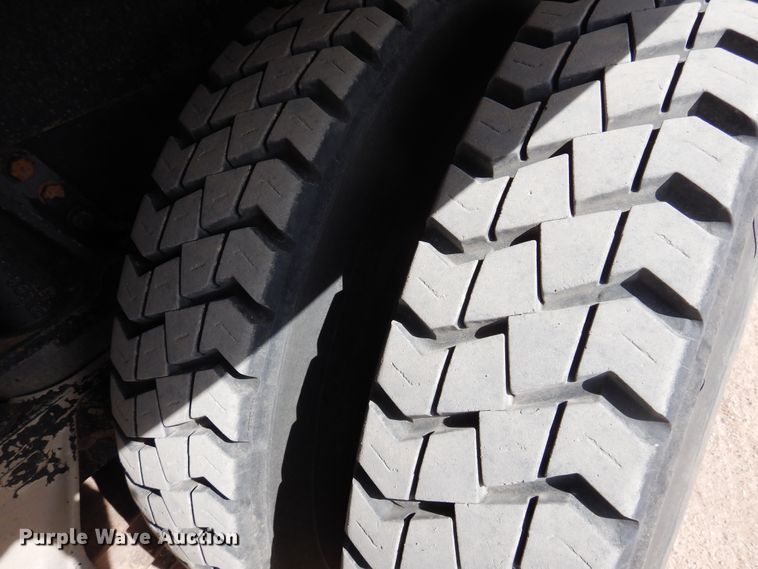 image for item DG8284 2006 Peterbilt 357  winch truck