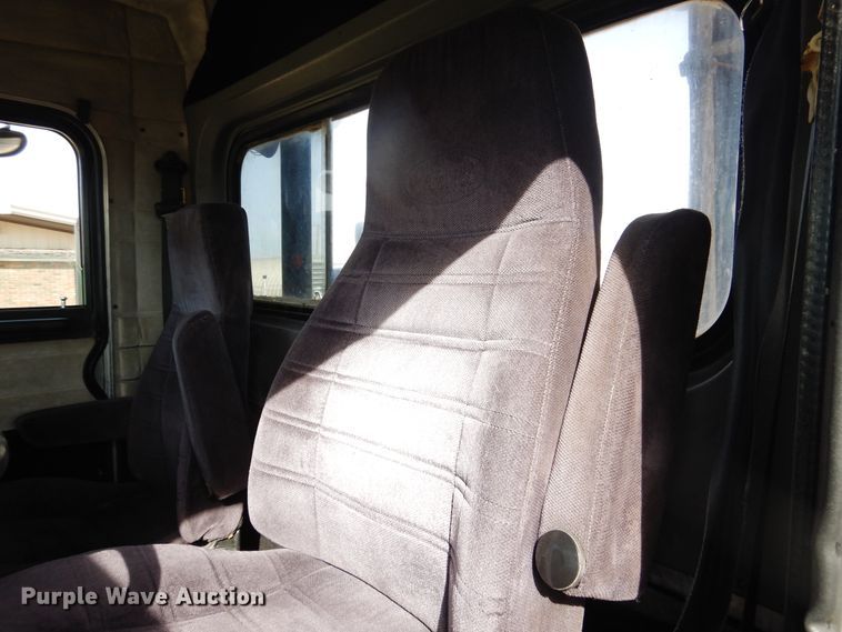 image for item DG8286 1999 Peterbilt 379  winch truck