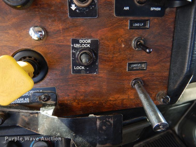 image for item DG8286 1999 Peterbilt 379  winch truck