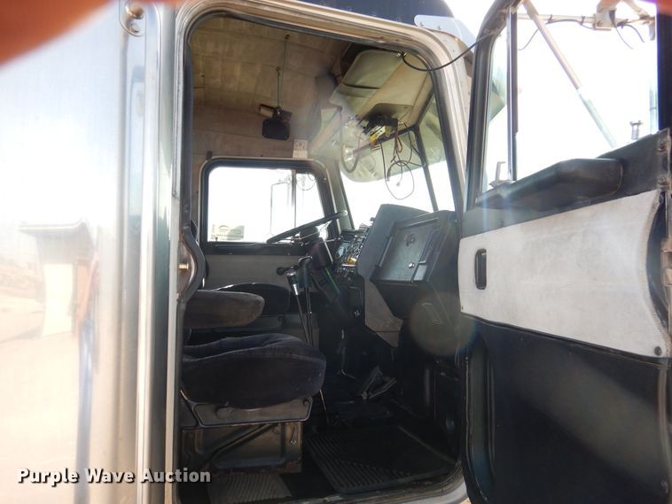 image for item DG8286 1999 Peterbilt 379  winch truck