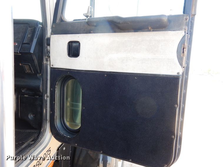 image for item DG8286 1999 Peterbilt 379  winch truck