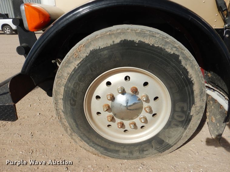 image for item DG8286 1999 Peterbilt 379  winch truck