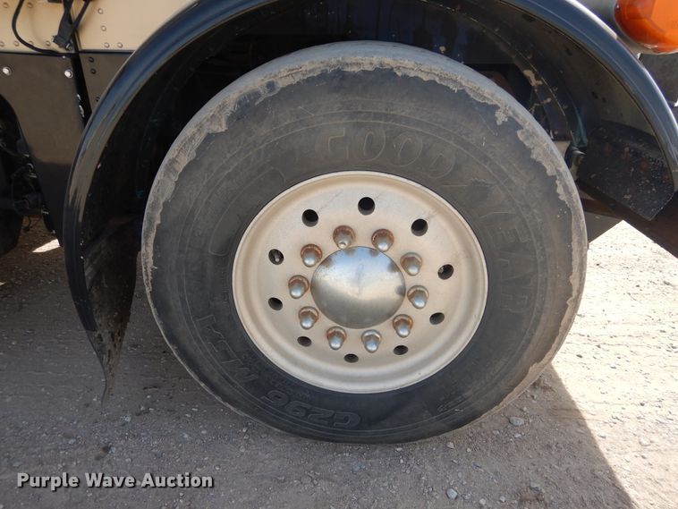 image for item DG8286 1999 Peterbilt 379  winch truck