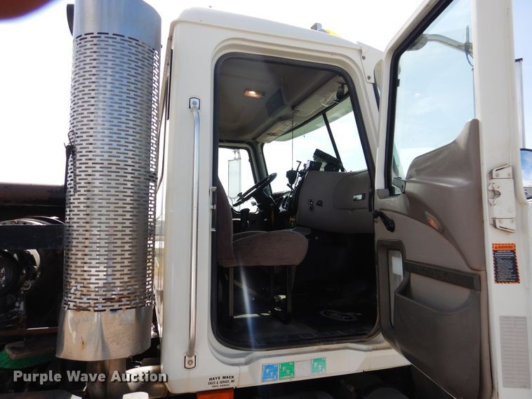 image for item DG8289 2006 Mack CH  winch truck