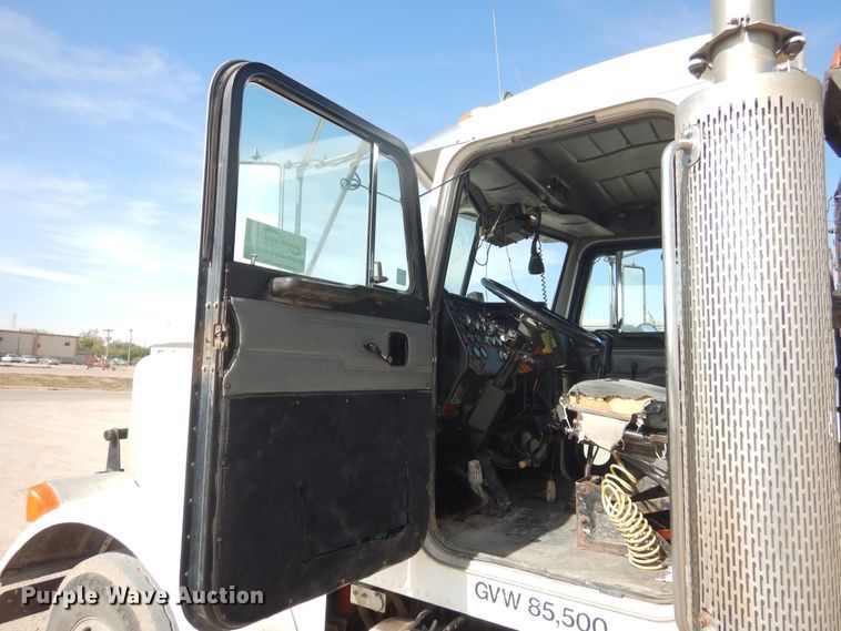 image for item DG8319 1998 Peterbilt 379 winch truck