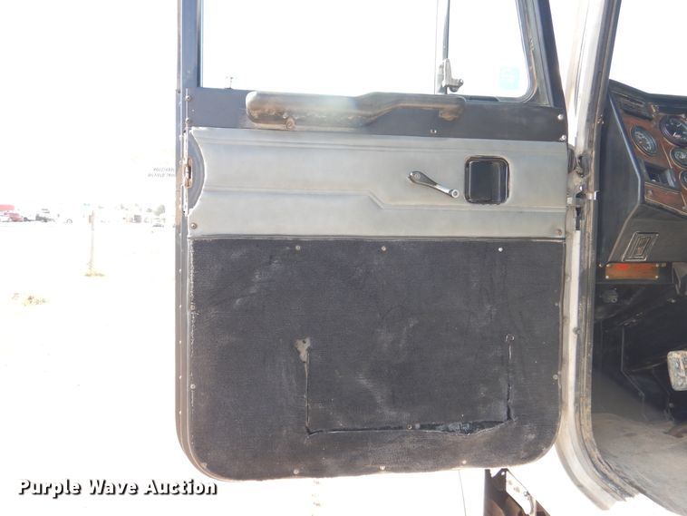 image for item DG8319 1998 Peterbilt 379 winch truck