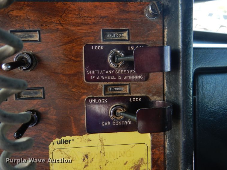 image for item DG8319 1998 Peterbilt 379 winch truck