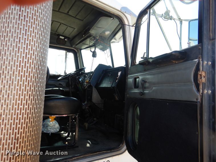 image for item DG8319 1998 Peterbilt 379 winch truck