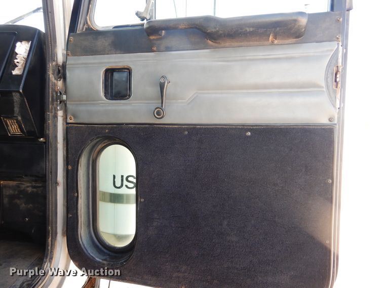 image for item DG8319 1998 Peterbilt 379 winch truck