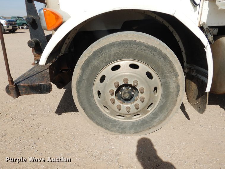 image for item DG8319 1998 Peterbilt 379 winch truck