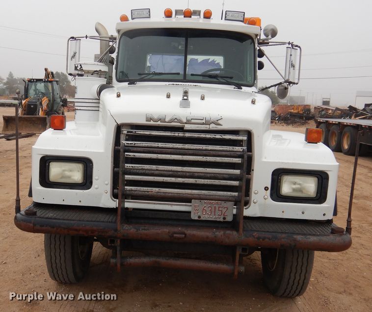 image for item DG8320 1993 Mack RD688S  winch truck