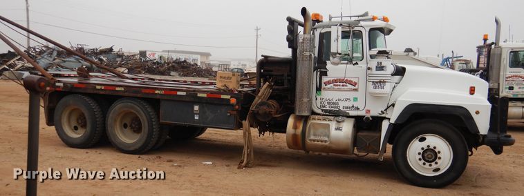 image for item DG8320 1993 Mack RD688S  winch truck