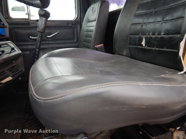 image for item DG8320 1993 Mack RD688S  winch truck