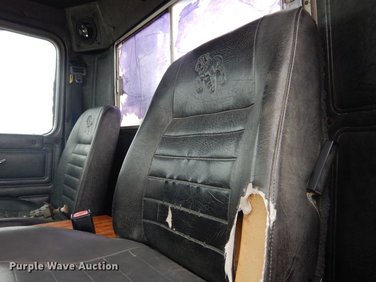 image for item DG8320 1993 Mack RD688S  winch truck