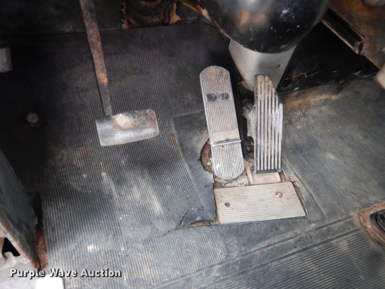 image for item DG8320 1993 Mack RD688S  winch truck