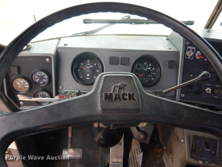 image for item DG8320 1993 Mack RD688S  winch truck