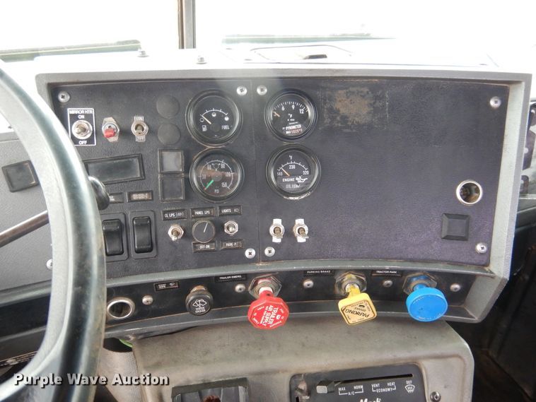 image for item DG8320 1993 Mack RD688S  winch truck