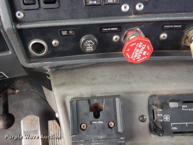 image for item DG8320 1993 Mack RD688S  winch truck