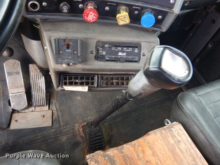 image for item DG8320 1993 Mack RD688S  winch truck