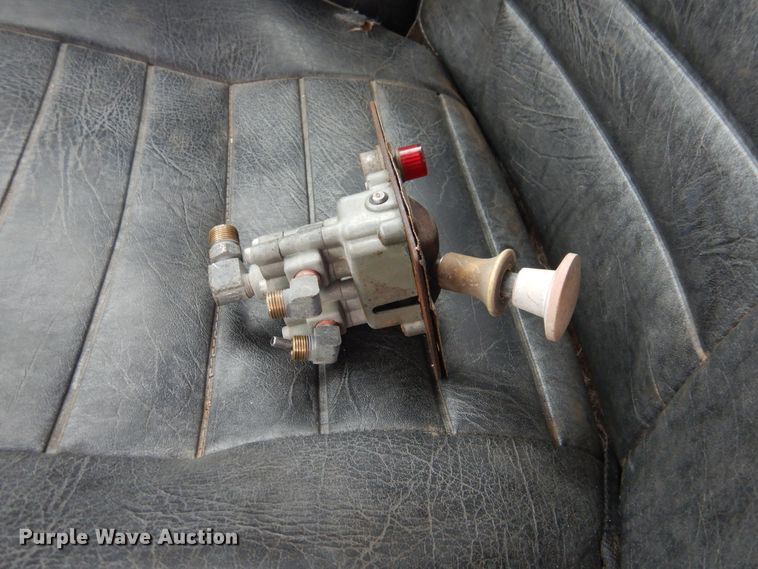 image for item DG8320 1993 Mack RD688S  winch truck