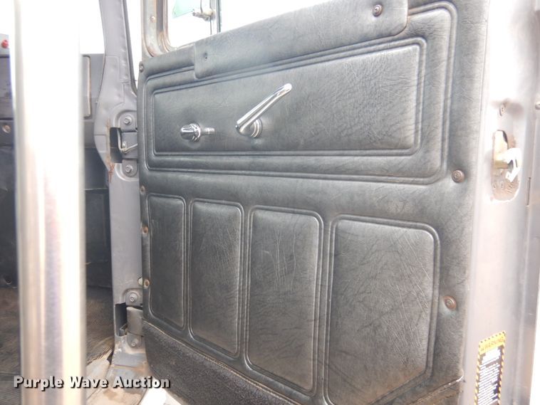 image for item DG8320 1993 Mack RD688S  winch truck