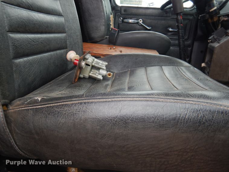 image for item DG8320 1993 Mack RD688S  winch truck