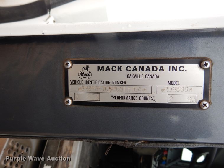 image for item DG8320 1993 Mack RD688S  winch truck