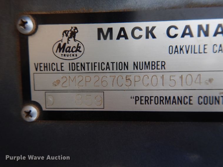 image for item DG8320 1993 Mack RD688S  winch truck