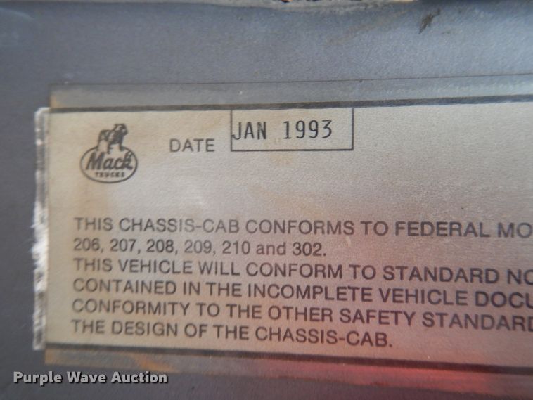 image for item DG8320 1993 Mack RD688S  winch truck