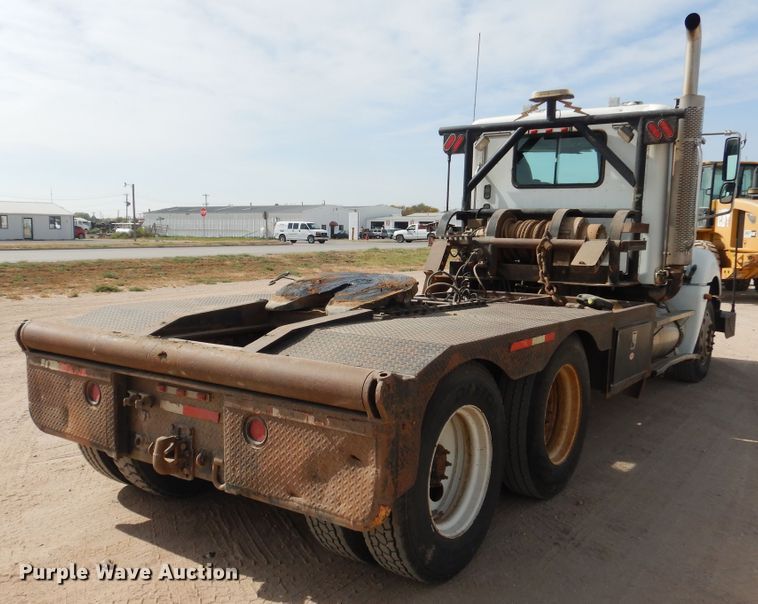 image for item DG8339 2004 Freightliner Columbia  winch truck