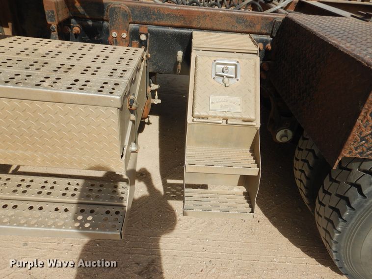 image for item DG8339 2004 Freightliner Columbia  winch truck