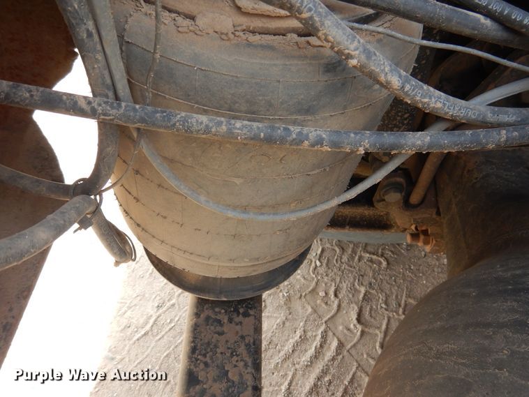 image for item DG8339 2004 Freightliner Columbia  winch truck