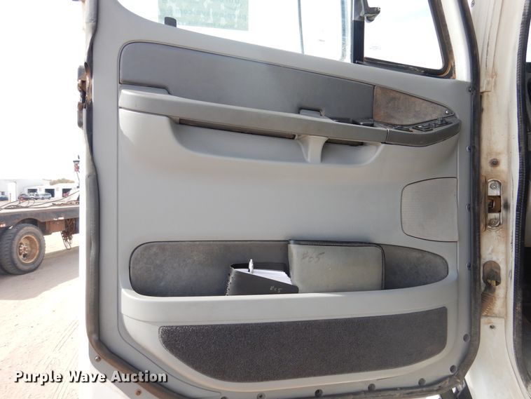 image for item DG8339 2004 Freightliner Columbia  winch truck