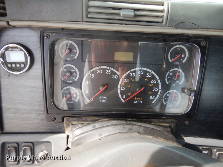 image for item DG8339 2004 Freightliner Columbia  winch truck