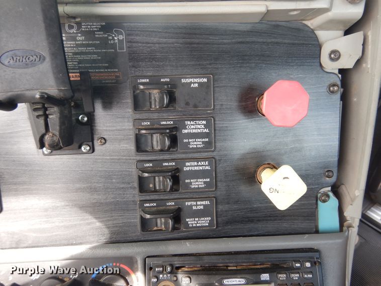 image for item DG8339 2004 Freightliner Columbia  winch truck