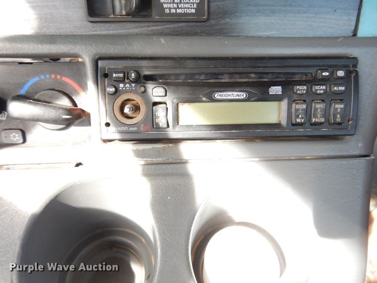 image for item DG8339 2004 Freightliner Columbia  winch truck