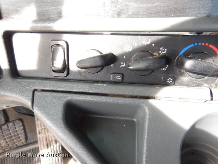 image for item DG8339 2004 Freightliner Columbia  winch truck