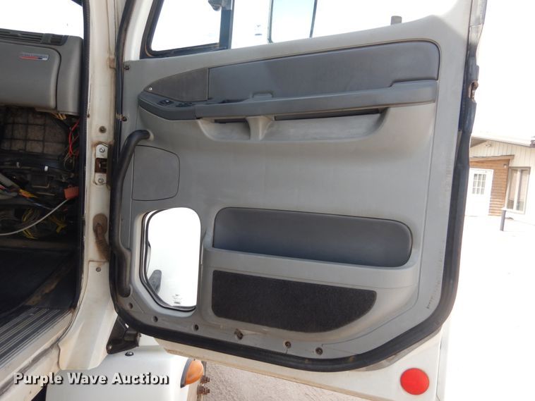 image for item DG8339 2004 Freightliner Columbia  winch truck