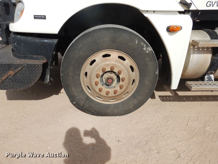 image for item DG8339 2004 Freightliner Columbia  winch truck